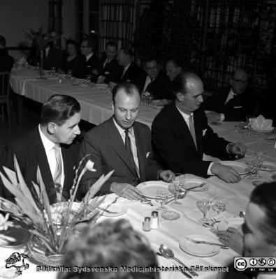Från invigningen 24/11 1961 av ögonklinikens nya byggnad i Malmö
Pärm neg. 1958-1962 MAS. Från fotograf Björn Henrikssons samling. Påskrift: "Ögon klin, invigning, 24/11-61". Sjukhusets styresman, doc. Bengt Willert nr 3 från vänster. Från negativ
Nyckelord: UMAS;MAS;Malmö_;Allmänna;Sjukhus;Invigning;Ögon;Fest