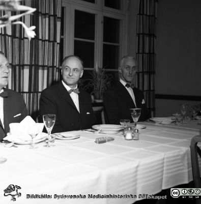 Från invigningen 24/11 1961 av ögonklinikens nya byggnad i Malmö
Pärm neg. 1958-1962 MAS. Från fotograf Björn Henrikssons samling. Påskrift: "Ögon klin, invigning, 24/11-61". Dir Erik Asker längst till höger i bild. Från negativ
Nyckelord: UMAS;MAS;Malmö_;Allmänna;Sjukhus;Invigning;Ögon;Fest
