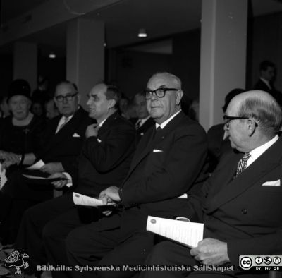 Från sjuksköterskeskolans invigning, 23/11-61
Pärm neg. 1958-1962 MAS. Från fotograf Björn Henrikssons samling. Påskrift: "Sjuksköterskeskolans invigning, 23/11-61". 
Från höger Malmöpolitern S. A. Johansson, Harald Lindvall, inrikesminister Rune Johansson. Från negativ
Nyckelord: UMAS;MAS;Malmö_;Allmänna;Sjukhus;Invigning;Sjuksköterskeskolan