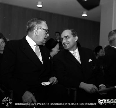 Från sjuksköterskeskolans invigning, 23/11-61
Pärm neg. 1958-1962 MAS. Från fotograf Björn Henrikssons samling. Påskrift: "Sjuksköterskeskolans invigning, 23/11-61". Inrikesminister Rune Johansson till höger. Från negativ.
Nyckelord: UMAS;MAS;Malmö_;Allmänna;Sjukhus;Invigning;Sjuksköterskeskolan