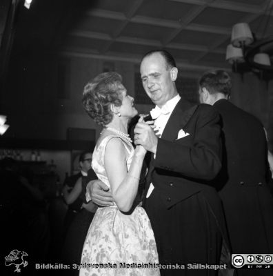 Sjukhusets styresman på sin 60-årsfest 
Pärm neg. 1958-1962 MAS. Från fotograf Björn Henrikssons samling.Påskrift: "Dr. Bengt Willert, 60 år, 14/2-62". Bengt Willert var styreman vid Malmö Allmänna Sjukhus. Från negativ
Nyckelord: UMAS;MAS;Malmö_;Allmänna;Sjukhus;Styresman;Fest