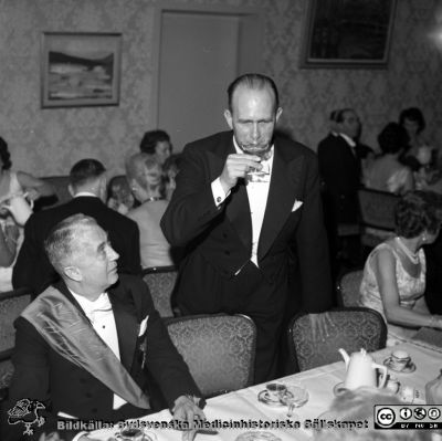 Sjukhusets styresman skålar på sin 60-årsfest 
Pärm neg. 1958-1962 MAS. Från fotograf Björn Henrikssons samling.Påskrift: "Dr. Bengt Willert, 60 år, 14/2-62". Det är Bengt Willert som skålar med gästerna. Han var styreman vid Malmö Allmänna Sjukhus. Från negativ
Nyckelord: UMAS;MAS;Malmö_;Allmänna;Sjukhus;Styresman;Fest