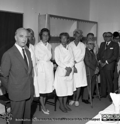 Doc Sophus von Rosen avgår. 1/6-65.
Pärm neg. MAS 1962-1966. Från fotograf Björn Henrikssons samling.  Doc von Rosen längst t.v. i bild.  Från negativ
Nyckelord: UMAS;MAS;Malmö_;Allmänna;Sjukhus;Ortopedi;Avtackning;Pensionering
