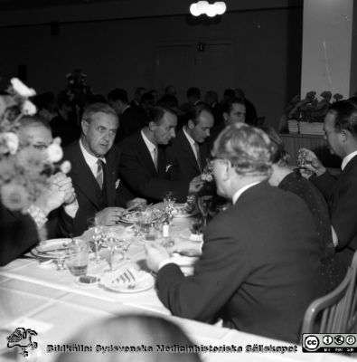 Invigningsfest
Pärm neg. MAS 1962-1966. Från fotograf Björn Henrikssons samling. Från vänster Nils Lundgren (öronkliniken). Helge B. Wulff närmast kameran. Olle Lundskog längst till höger i bild. Från negativ
Nyckelord: UMAS;MAS;Malmö_;Allmänna;Sjukhus;Invigning;Fest