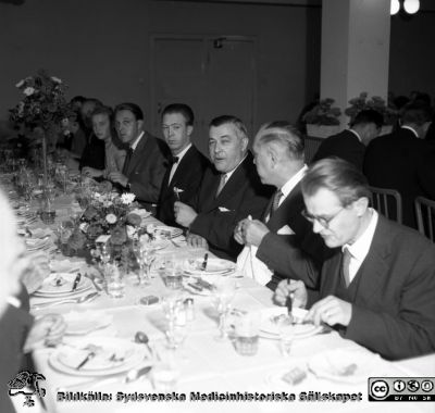 Invigningsfest
Pärm neg. MAS 1962-1966. Från fotograf Björn Henrikssons samling. Hans Hellsten längst till höger i bild. Dr Ingmar Juhlin nr 4 från höger. Från negativ
Nyckelord: UMAS;MAS;Malmö_;Allmänna;Sjukhus;Invigning;Fest