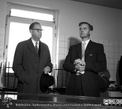 Tage Erlander och Folke Linell.
Pärm neg. MAS 1962-1966. Från fotograf Björn Henrikssons samling. Rimligen på patologiska institutionen. Från negativ
Nyckelord: UMAS;MAS;Malmö_;Allmänna;Sjukhus;Patologi;Statsminister;Invigning