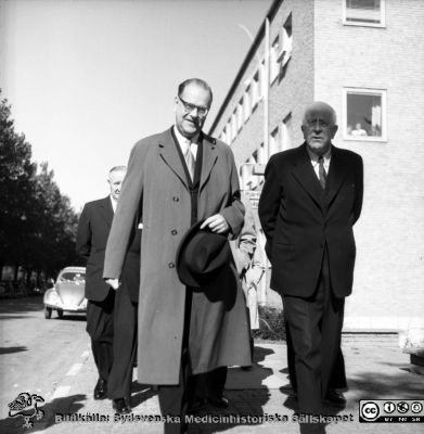 På väg till patologi- och bakteriologihuset
Pärm neg. MAS 1962-1966. Från fotograf Björn Henrikssons samling. Tage Erlander och Einar Sjövall. Rudolf Anderberg? bakom. Från negativ
Nyckelord: UMAS;MAS;Malmö_;Allmänna;Sjukhus;Patologi;Statsminister