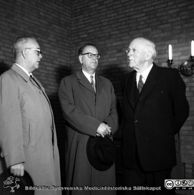 Vid invigning eller motsvarande på MAS, rimligen i patologens kapell
Pärm neg. MAS 1962-1966. Från fotograf Björn Henrikssons samling. Harald Lindvall, Tage Erlander och Einar Sjövall. Från negativ
Nyckelord: UMAS;MAS;Allmänna;Malmö_;Sjukhus;Invigning;Patologi;Bakteriologi;Statsminister