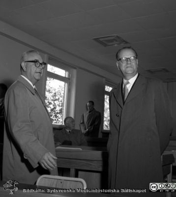 Invigning, patologi-bakteriologihuset
Pärm neg. MAS 1962-1966. Från fotograf Björn Henrikssons samling. Vid invigning eller motsvarande på MAS, kanske på patologen eller bakteriologen. Harald Lindvall och Tage Erlander i förgrunden. Från negativ
Nyckelord: UMAS;MAS;Allmänna;Malmö_;Sjukhus;Invigning;Patologi;Bakteriologi;Statsminister