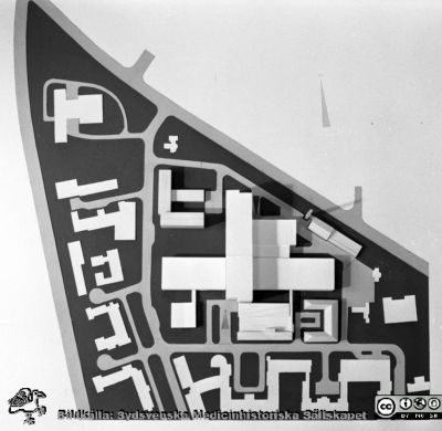 Arkitektmodell av nya kirurghuset 1972
Pärm neg. MAS 1967-1972. Från fotograf Björn Henrikssons samling. Påskrift: "Arkitekt Hedebrand, modeller, MAS, 13/6-69". Nytt kirurghus, nordvästra delen av Malmö Allmänna Sjukhus. Från negativ
Nyckelord: UMAS;MAS;Malmö;Allmänna;Sjukhus;Modell;Kirurgi;Arkitekt