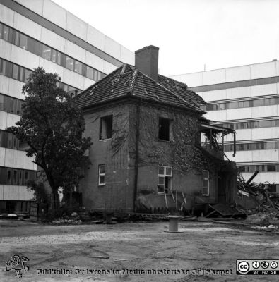 Överläkare Malte Ljungdahls villa rivs 1971.
Pärm neg. MAS 1967-1972. Från fotograf Björn Henrikssons samling. Påskrift: "Rivning av Ljungdahlska överläkarvillan, 13/10-71". Från negativ
Nyckelord: UMAS;MAS;Malmö_;Sjukhus;Allmänna;Rivning;Villa;verläkare