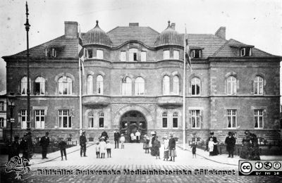 Malmö allmänna sjukhus. 1907,  byggnad mot S. Förstadsgatan. 
Reprofoto. Från narkospersonalens album till sin chef Olle Lundskog i början på 1980-talet i samband med att han pensionerades, och ställt till Sydsvenska Medicinhistoriska Sällskapets förfogande av dennes dotter Gunilla.
Nyckelord: Malmö;MAS;UMAS