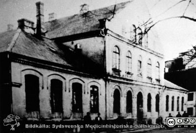 Malmö stads sjukhus. 1857-31/7-1896. 
Detta sjukhus öppnades efter en förödande koleraepidemi några år före öppnandet, och hade först 40 sängplatser, senare 65. Det låg på Slottsgatan 22. Det kallades ofta Falckens sjukhus efter sjukhusläkaren där, August Falck. - Reprofoto. Från narkospersonalens album till sin chef Olle Lundskog i början på 1980-talet i samband med att han pensionerades, och ställt till Sydsvenska Medicinhistoriska Sällskapets förfogande av dennes dotter Gunilla. Också publicerad i Ersgård-Hallström-Mens (1996), sid 2.
Nyckelord: Malmö;Sjukhus;August;Falck;1800-talet