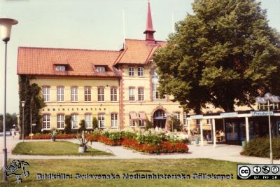 Administrationsbyggnaden på Malmö Allmänna Sjukhus på 1970-talet
Malmö Allmänna Sjukhus (uppfört 1896); då huvudbyggnad. Administrationsbyggnad när bilden togs på 1970-talet.
Från narkospersonalens album till sin chef Olle Lundskog i början på 1980-talet i samband med att han pensionerades, och ställt till Sydsvenska Medicinhistoriska Sällskapets förfogande av dennes dotter Gunilla.
Nyckelord: MAS;Malmö;Allmänna;Sjukhus;Administration,1970-talet