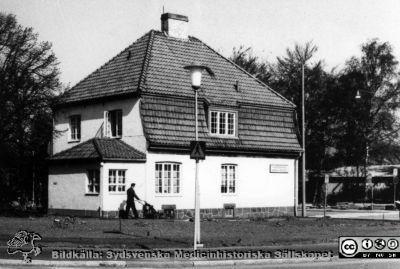 Byggnad 130. Barnpsyk. Uppförd 1913, riven 1977?
Originalfoto. Från narkospersonalens album till sin chef Olle Lundskog i början på 1980-talet i samband med att han pensionerades, och ställt till Sydsvenska Medicinhistoriska Sällskapets förfogande av dennes dotter Gunilla.
Nyckelord: Psykiatri;Barn;Malmö;MAS;UMAS