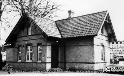 Malmö allmänna sjukhus. Byggnad 6. F. d. verkstadskontoret. Uppförd 1896, rivet 1977. .
Originalfoto. Från narkospersonalens album till sin chef Olle Lundskog i början på 1980-talet i samband med att han pensionerades, och ställt till Sydsvenska Medicinhistoriska Sällskapets förfogande av dennes dotter Gunilla.
Nyckelord: UMAS;MAS;Malmö;Verkstad;Kontor