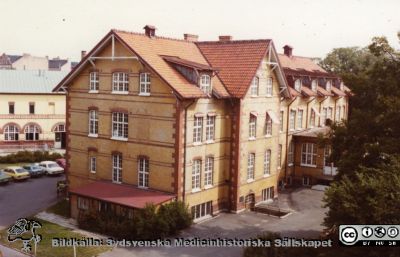 Malmö Allmänna Sjukhus. Tvätten. 
Från narkospersonalens album till sin chef Olle Lundskog i början på 1980-talet i samband med att han pensionerades, och ställt till Sydsvenska Medicinhistoriska Sällskapets förfogande av dennes dotter Gunilla.
Nyckelord: MAS;UMAS;Malmö;Tvätten;Sjukhus;Allmänna