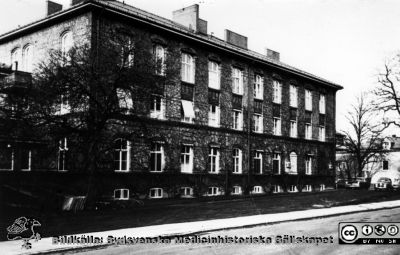 Malmö Allmänna Sjukhus. Byggnad 21. Kirurgiska kliniken, med operationsavdelning. 
Uppförd 1913. Framsida. Originalfoto. Från narkospersonalens album till sin chef Olle Lundskog i början på 1980-talet i samband med att han pensionerades, och ställt till Sydsvenska Medicinhistoriska Sällskapets förfogande av dennes dotter Gunilla.
Nyckelord: Malmö;MAS;UMAS;Allmänna;Sjukhus;Kirurgi