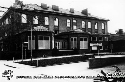 Malmö Allmänna Sjukhus. Byggnad 21. Kirurgiska kliniken med operationsavdelning.
Uppförd 1913. Baksida. Operationsalarna 1 och 2. Originalfoto.
Från narkospersonalens album till sin chef Olle Lundskog i början på 1980-talet i samband med att han pensionerades, och ställt till Sydsvenska Medicinhistoriska Sällskapets förfogande av dennes dotter Gunilla.
Nyckelord: UMAS;Malmö;MAS;Kirurgi;Operation;Operationssal