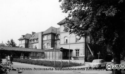 Malmö allmänna sjukhus. Byggnad 21. Kirurgiska kliniken. Uppförd 1913. Kir akutintag. 
Originalfoto. Från narkospersonalens album till sin chef Olle Lundskog i början på 1980-talet i samband med att han pensionerades, och ställt till Sydsvenska Medicinhistoriska Sällskapets förfogande av dennes dotter Gunilla.
Nyckelord: UMAS;Malmö;MAS;Kirurgi;Sjukhus;Allmänna