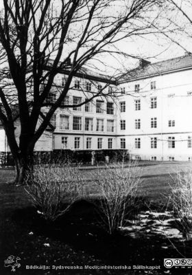 Malmö allmänna sjukhus. F.d. pensionsstyrelsens byggnad, uppförd 1929. 
Sedermera kirurgen 6-7 och hudkliniken. 
Från narkospersonalens album till sin chef Olle Lundskog i början på 1980-talet i samband med att han pensionerades, och ställt till Sydsvenska Medicinhistoriska Sällskapets förfogande av dennes dotter Gunilla.
Nyckelord: UMAS;Malmö;MAS;Hud;Dermatologi;Kirurgi;Sjukhus;Allmänna