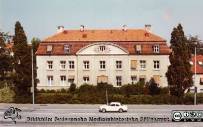 Malmö allmänna sjukhus. Epidemisjukhusets byggnad.
Originalfoto. Från narkospersonalens album till sin chef Olle Lundskog i början på 1980-talet i samband med att han pensionerades, och ställt till Sydsvenska Medicinhistoriska Sällskapets förfogande av dennes dotter Gunilla.
Nyckelord: UMAS;Malmö;MAS;Epidemi;Sjukhus