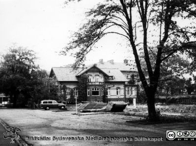 Malmö Allmänna Sjukhus. Överläkarvillan (Löfbergska villan). 
Senare daghem. Riven. Originalfoto. 
Från narkospersonalens album till sin chef Olle Lundskog i början på 1980-talet i samband med att han pensionerades, och ställt till Sydsvenska Medicinhistoriska Sällskapets förfogande av dennes dotter Gunilla.
Nyckelord: UMAS;MAS;Malmö;Villa;Överläkare;Allmänna;Sjukhus