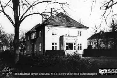 Malmö Allmänna Sjukhus. Byggnad 11. Ljungdahlska villan, styresmannavilla, hemvårdscentral
Riven före 1980-talet Originalfoto. 
Från narkospersonalens album till sin chef Olle Lundskog i början på 1980-talet i samband med att han pensionerades, och ställt till Sydsvenska Medicinhistoriska Sällskapets förfogande av dennes dotter Gunilla.
Nyckelord: MAS;UMAS;Malmö;Villa;Sjukhus;Allmänna;Styresman;Hemvård;Central