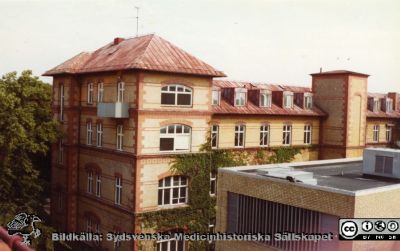 Malmö Allmänna Sjukhus. Anestesi, överläkarbostad (med balkong) längst upp i byggnaden med de kirurgiska avdelningarna 1, 2 och 3 samt Röntgen.
Från narkospersonalens album till sin chef Olle Lundskog i början på 1980-talet i samband med att han pensionerades, och ställt till Sydsvenska Medicinhistoriska Sällskapets förfogande av dennes dotter Gunilla.
Nyckelord: MAS;UMAS;Malmö;Sjukhus;Kirurgi;Överläkare;Bostad;Röntgen