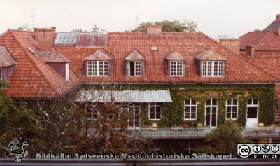 Malmö Allmänna Sjukhus. Anestesi, överläkarbostad, utsikt från köket mot den ortopediska vårdavdelningen.
Från narkospersonalens album till sin chef Olle Lundskog i början på 1980-talet i samband med att han pensionerades, och ställt till Sydsvenska Medicinhistoriska Sällskapets förfogande av dennes dotter Gunilla.
Nyckelord: Allmänna;MAS;UMAS;Malmö;Sjukhus;Bostad;Anestesi