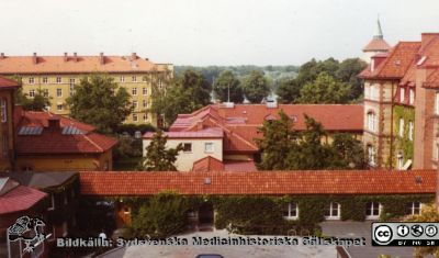 Malmö Allmänna Sjukhus. Anestesi, överläkarbostad. Utsikt från familjen Lundskogs lägenhet på kirurgiska klinikens översta våning mot op. Sal 1. Kir. Akut. 
Originalfoto. Från narkospersonalens album till sin chef Olle Lundskog i början på 1980-talet i samband med att han pensionerades, och ställt till Sydsvenska Medicinhistoriska Sällskapets förfogande av dennes dotter Gunilla.
Nyckelord: UMAS;MAS;Malmö;Kirurgi;Akutmottagning;Sjukhus;Allmänna