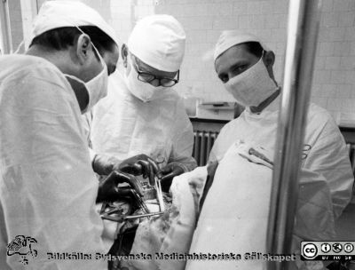 Malmö Allmänna Sjukhus. Kirurgisk operation. 
Påskrift: "Jörgen Svedberg, Helge Wulff, Sven Caspar Nettelblad". 
Samma negativ som för bild SMHS7770_000_01. Foto 1955. Från narkospersonalens album till sin chef Olle Lundskog i början på 1980-talet i samband med att han pensionerades, och ställt till Sydsvenska Medicinhistoriska Sällskapets förfogande av dennes dotter Gunilla.
Nyckelord: UMAS;MAS;Malmö;Operation;Kirurgi;Allmänna;Sjukhus