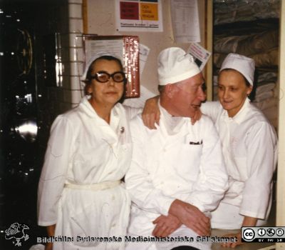 Malmö Allmänna Sjukhus.  Brita Andersson, Nils Nordblad, Hillevi Jönsson, vid en autoklav på kirurgiska klinikens operationsavdelning. 
Från narkospersonalens album till sin chef Olle Lundskog i början på 1980-talet i samband med att han pensionerades, och ställt till Sydsvenska Medicinhistoriska Sällskapets förfogande av dennes dotter Gunilla.
Nyckelord: UMAS;MAS;Malmö;Allmänna;Sjukhus;Kirurgi;Operationsavdelning