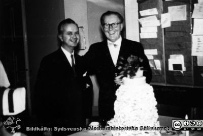 Malmö Allmänna Sjukhus. Sjukhusfotografen John Erik Fritzin (1922-1992) och Helge B. Wulff. 
Professor Wulffs 10-årsjubileum 1957.
Från narkospersonalens album till sin chef Olle Lundskog i början på 1980-talet i samband med att han pensionerades, och ställt till Sydsvenska Medicinhistoriska Sällskapets förfogande av dennes dotter Gunilla.
Nyckelord: UMAS;MAS;Malmö;Allmäna;Sjukhus;Kirurgi;Fotograf