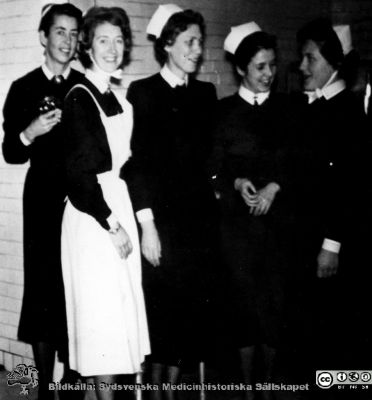 Malmö Allmänna Sjukhus.  Sköterskorna Elly, Gullbritt Andersson, Karla, Margareta, Ethel. 
Systrarna har mörk uniform, s.k. vinterdräkt. 
Från narkospersonalens album till sin chef Olle Lundskog i början på 1980-talet i samband med att han pensionerades, och ställt till Sydsvenska Medicinhistoriska Sällskapets förfogande av dennes dotter Gunilla.
Nyckelord: UMAS;Malmö;MAS;Allmänna;Sjukhus;Kirurgi;Narkos;Anestesi