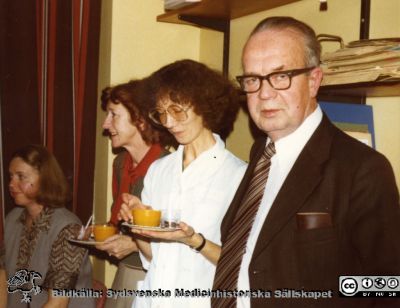 Malmö Allmänna Sjukhus. Narkos / anestesikliniken
Ann-Mari, Gullbritt Andersson, Lena Öberg, Olle Lundskog. 
Från narkospersonalens album till sin chef Olle Lundskog i början på 1980-talet i samband med att han pensionerades, och ställt till Sydsvenska Medicinhistoriska Sällskapets förfogande av dennes dotter Gunilla.
Nyckelord: UMAS;MAS;Malmö;Allmänna;Sjukhus;Narkos;Anestesi;Fest;Personal