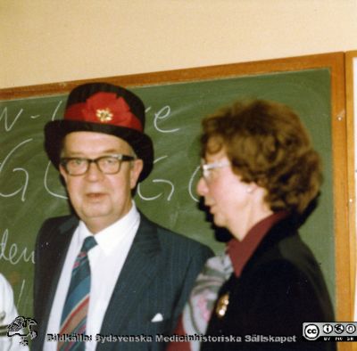 Malmö Allmänna Sjukhus. Alla tiders doktor (Olle Lundskog)
Glöggparty 1980. Margareta Ahlgren bredvid Olle Lundskog. 
Från narkospersonalens album till sin chef Olle Lundskog i början på 1980-talet i samband med att han pensionerades, och ställt till Sydsvenska Medicinhistoriska Sällskapets förfogande av dennes dotter Gunilla.
Nyckelord: UMAS;MAS;Malmö;Allmänna;Sjukhus;Narkos;Anestesi;Personal;Fest