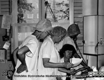 Malmö Allmänna Sjukhus. Anestesiavdelningen. 
Ulla Nilsson, Elisabeth, Gullbritt Andersson. Från ett album färdigställt av Olle Lundskog i början av 1980-talet och ställt till Sydsvenska Medicinhistoriska Sällskapets förfogande av dennes dotter Gunilla.
Nyckelord: UMAS;MAS;Malmö;Allmänna;Sjukhus;Anestesi;Narkos;Expedition