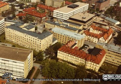 Malmö Allmänna Sjukhus. Flygfoto från sydost. 
Kirurgiska klinikens nya byggnad i bildens övre del. Större delen av den gamla kliniken ligger ännu kvar. Från ett album färdigställt av Olle Lundskog i början på 1980-talet och ställt till Sydsvenska Medicinhistoriska Sällskapets förfogande av dennes dotter Gunilla.
Nyckelord: UMAS;MAS;Malmö;Allmänna;Sjukhus;Kirurgi;Flygfoto