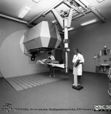 En strålkanon på radiologiska kliniken i Malmö 1972
Pärm äldre negativ 1972-1977. Från fotograf Björn Henrikssons samling. Påskrift: "Aug-72. Gumelius, Långa Raden". 50MeV Siemens Betatron. Från negativ
Nyckelord: UMAS;MAS;Malmö_;Allmänna;Sjukhus;Radioterapi;Strålbehandling