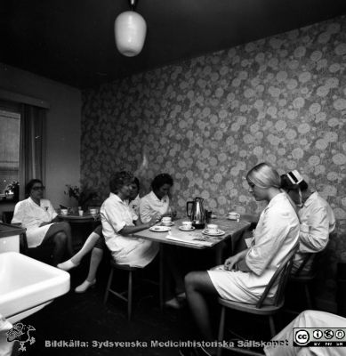 Personalrum på öronkliniken i Malmö 1972, ännu inte flyttad till Långa Raden
Pärm äldre negativ 1972-1977. Från fotograf Björn Henrikssons samling. Påskrift: "Öron klin. Gamla lokaler. 72.09". Personalrum på översta våningen. Undersköterskan fru Lindahl i mitten. Från negativ
Nyckelord: UMAS;MAS;Malmö;Allmänna;Sjukhus;Öron;ÖNH;Öronklinik;ENT;Oto-rhino-laryngologi;Operation