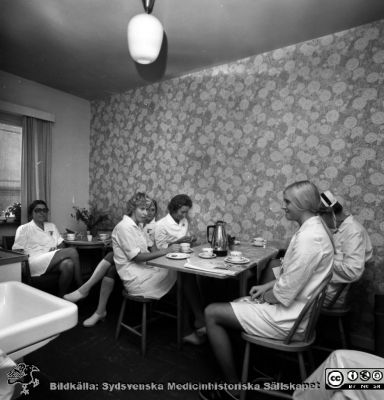 Personalrum på öronkliniken i Malmö 1972, ännu inte flyttad till Långa Raden
Pärm äldre negativ 1972-1977. Från fotograf Björn Henrikssons samling. Påskrift: "Öron klin. Gamla lokaler. 72.09". Personalrum på översta våningen. Från negativ
Nyckelord: UMAS;MAS;Malmö_;Allmänna;Sjukhus;Öron;ÖNH;Öronklinik;ENT;Oto-rhino-laryngologi;Personal;Personalrum;Pausrum