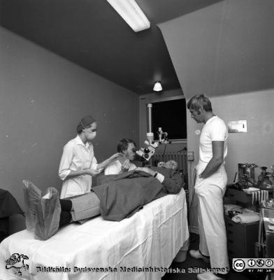 Operation eller undersökning på gamla öronkliniken i Malmö, 1972
Pärm äldre negativ 1972-1977. Från fotograf Björn Henrikssons samling. Påskrift: "Öron klin. Gamla lokaler. 72.09". Syster Kristina. Operation / observation i mikroskop. Sten Harris vid mikroskopet och Jan-Åke Wihl tittar på. Från negativ
Nyckelord: UMAS;MAS;Malmö;Allmänna;Sjukhus;Öron;Öronklinik;ENT;ÖNH;Oto-rhino-laryngologi;Operation;Mikroskop