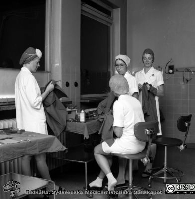 Instrumentvård på gamla öronkliniken i Malmö, 1972
Pärm negativ MAS 1972-1977. Från fotograf Björn Henrikssons samling. Ingen påkrift. Instrumentvård, sköterskor. Från negativ
Nyckelord: UMAS;MAS;Malmö;Allmänna;Sjukhus;Öron;Öronklinik;ENT;ÖNH;Oto-rhino-laryngologi;Operationsavdelning;Personal;Instrumentvård