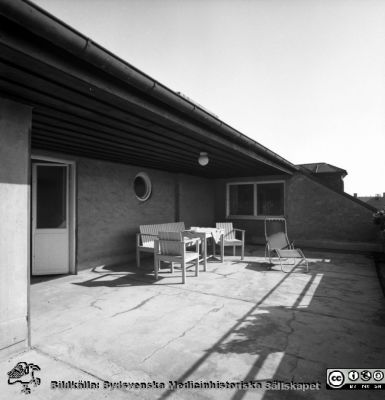 Öronklinikens solbalkong.
Pärm negativ MAS 1972-1977. Från fotograf Björn Henrikssons samling. Ingen påskrift. Från negativ
Nyckelord: UMAS;MAS;Malmö;Allmänna;Sjukhus;Öron;Öronklinik;ENT;ÖNH;Oto-rhino-laryngologi;Takterass;Solveranda