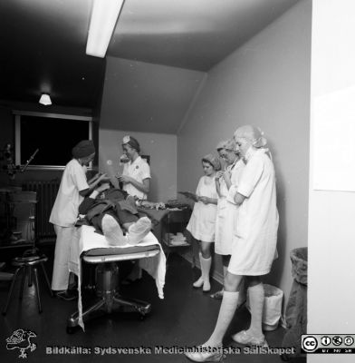 Demonstration av förberedelse av en öronoperation på öronkliniken i Malmö.
Pärm negativ MAS 1972-1977. Från fotograf Björn Henrikssons samling. Omärkt bild, öronkliniken Malmö Allmänna Sjukhus. Öronoperation förbereds. Troligen demonstration för sköterkseelever. Från negativ.
Nyckelord: UMAS;MAS;Malmö;Allmänna;Sjukhus;Öron;Öronklinik;ÖNH;Operation;Demonstration