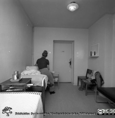 Öronoperation förbereds
Pärm negativ MAS 1972-1977. Från fotograf Björn Henrikssons samling. Omärkt bild, öronkliniken Malmö Allmänna Sjukhus. Från negativ
Nyckelord: UMAS;MAS;Malmö;Allmänna;Sjukhus;Öron;Öronklinik;ÖNH;Oto-rhino-laryngologi