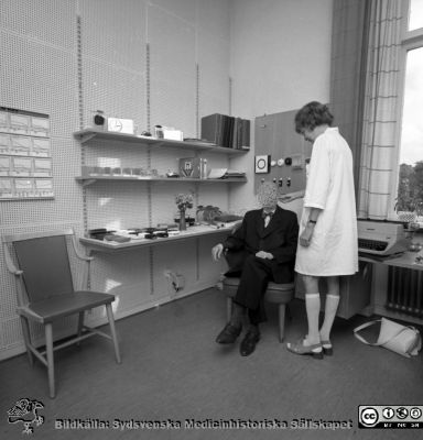 Hörselutredning på öronkliniken på Malmö Allmänns sjukhus
Pärm negativ MAS 1972-1977. Från fotograf Björn Henrikssons samling. Omärkt bild, öronkliniken Malmö Allmänna Sjukhus. Hörselutredning. Hörselvårdsassistent Ingrid Lennarth och en patient. Från negativ
Nyckelord: UMAS;MAS;Malmö;Allmänna;Sjukhus;Öron;Öronklinik;ÖNH;Hörselutredning;Audiologi