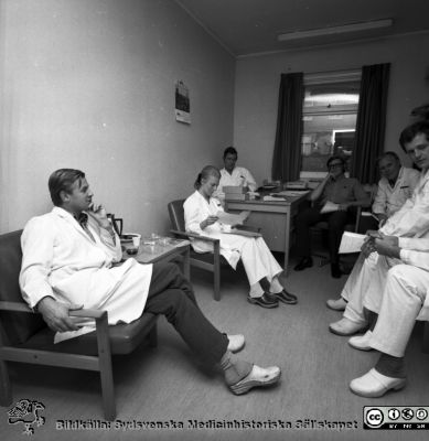 Klinisk konferens på öronkliniken i Malmö
Pärm negativ MAS 1972-1977. Från fotograf Björn Henrikssons samling. Omärkt bild, öronkliniken Malmö Allmänna Sjukhus. I den sk baracken som låg/ligger i direkt anslutning till den gamla administrationsbyggnaden. Frän vä Ingvar Frenander, Louise Widemar, Bengt Sahlén (eller Björn Palmer, plastikkirurgen), Örjan Tjernström, Sven Ingelstedt, Leif Ingvarsson. Från negativ

Nyckelord: UMAS;MAS;Malmö;Allmänna;Sjukhus;Öron;Öronklinik;ÖNH;Konferens