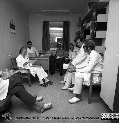 Klinisk konferens på öronkliniken i Malmö
Pärm negativ MAS 1972-1977. Från fotograf Björn Henrikssons samling. Omärkt bild, öronkliniken Malmö Allmänna Sjukhus. I den sk baracken som låg/ligger i direkt anslutning till den gamla administrationsbyggnaden. Frän vänster Louise Widemar, Bengt Sahlén, Örjan Tjernström, Sven Ingelstedt, Leif Ingvarsson och Per Broms. Från negativ.
Nyckelord: UMAS;MAS;Malmö;Allmänna;Sjukhus;Öron;Öronklinik;ÖNH;Konferens